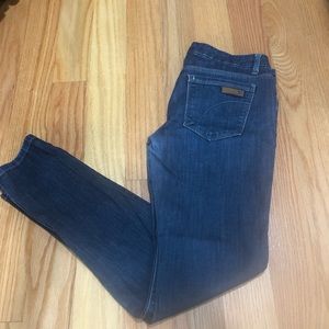 Joes jeans the Chelsea skinny jeans. Size 28